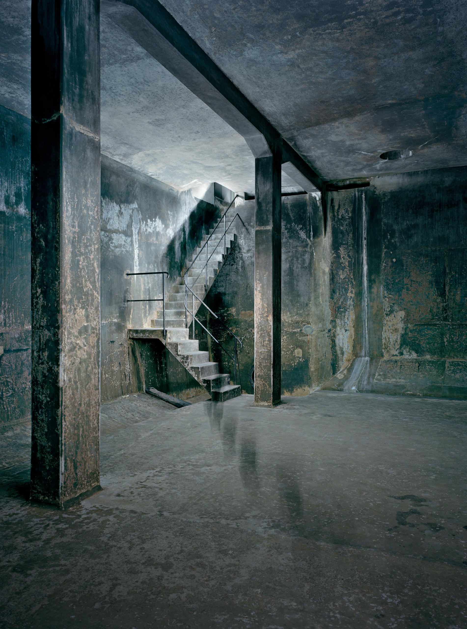 Sala de concreto, escadaria, pilares