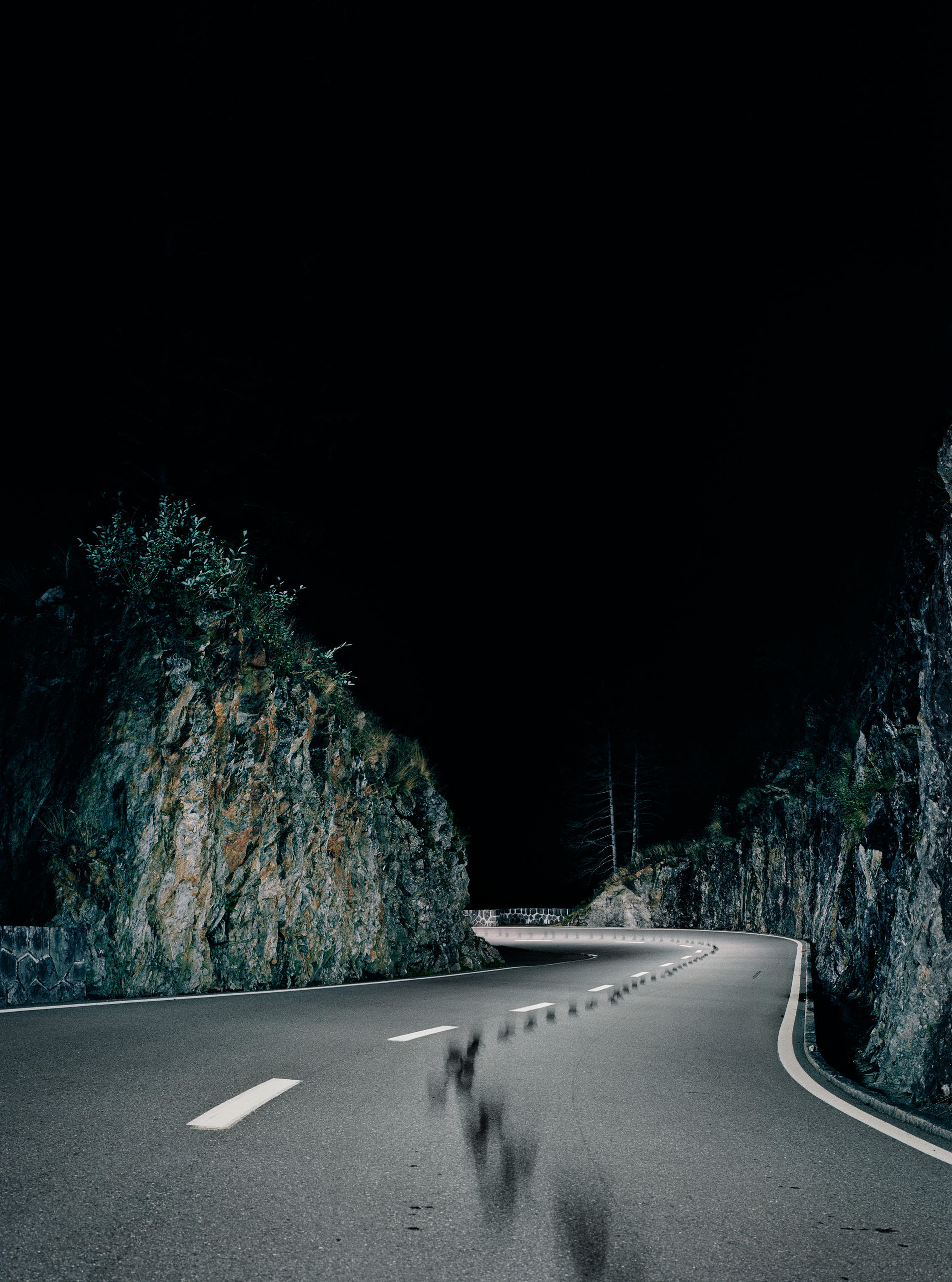 Estrada montanhosa de noite