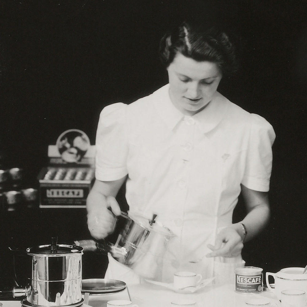 Femme versant du café dans une tasse.