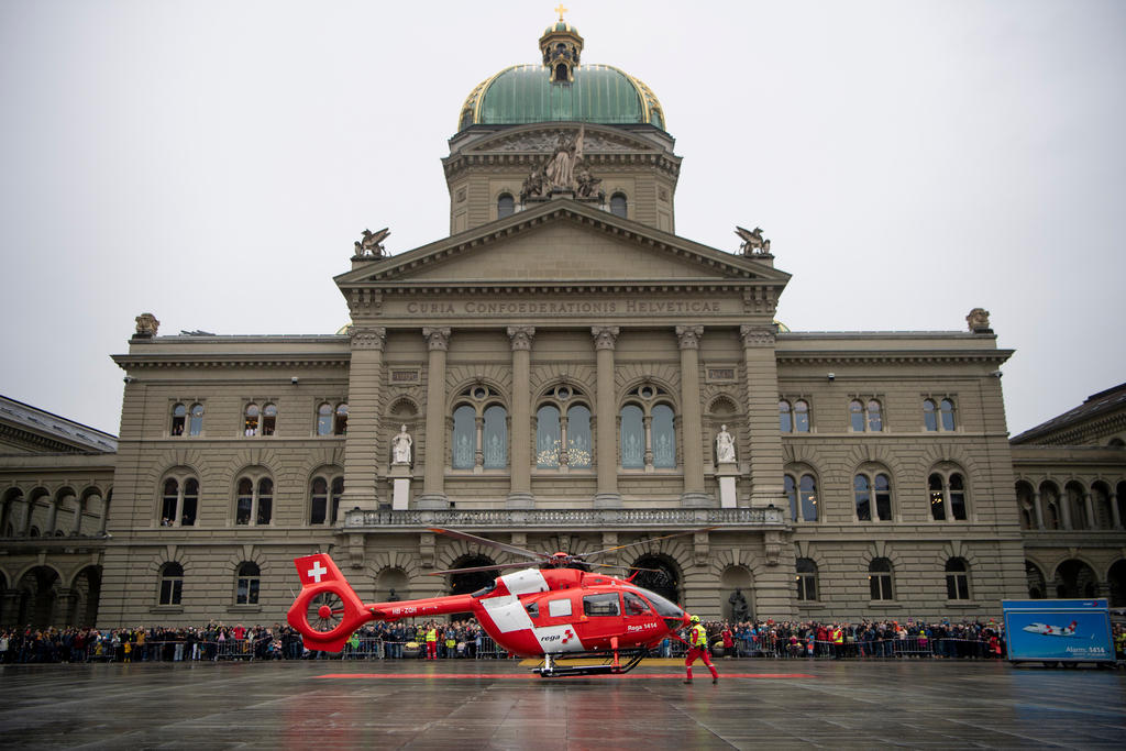 Grosses Gebäude mit einem roten Helikopter.
