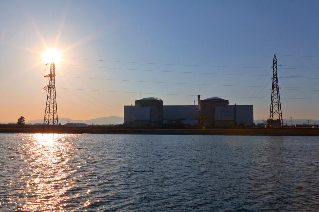 centrale nucleare di fessenheim con in primo piano il Reno