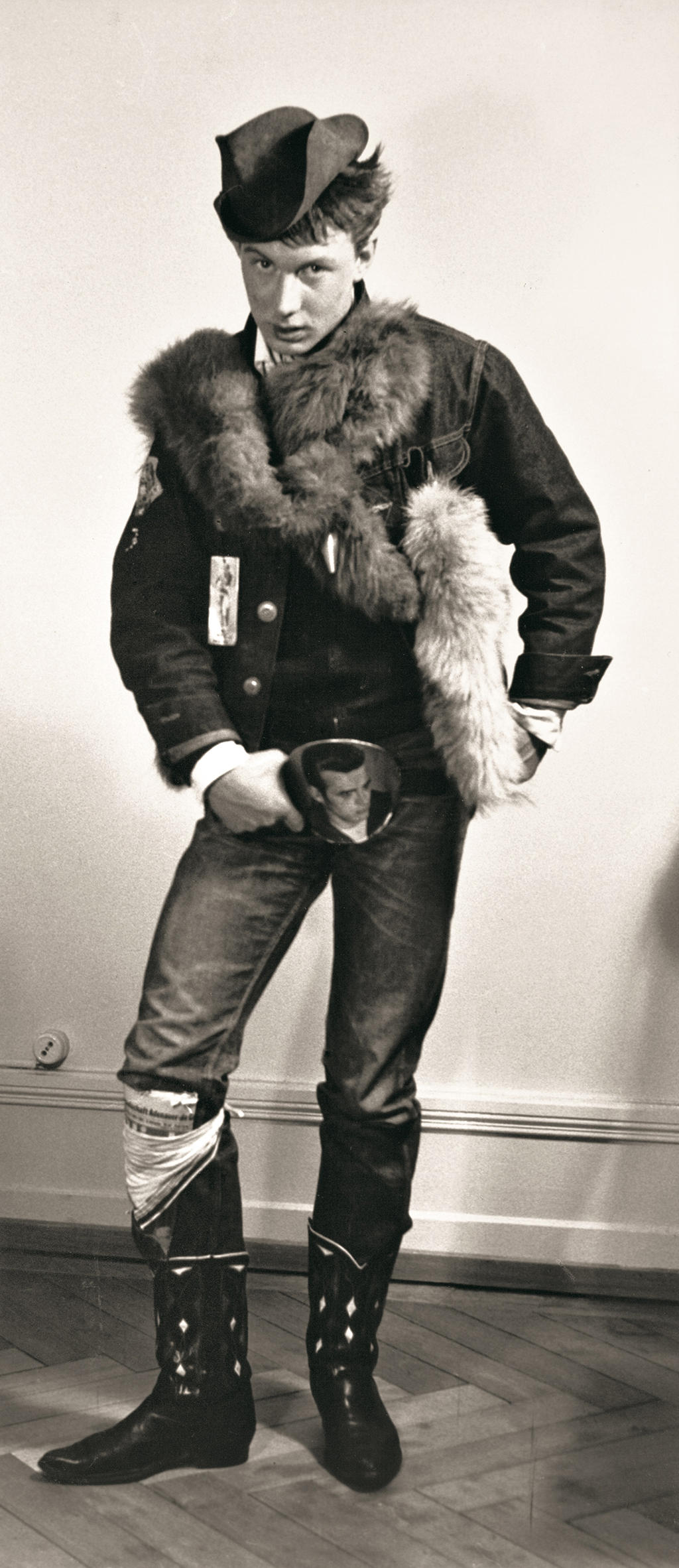 мужчина в полный рост с меховой отделкой на куртке