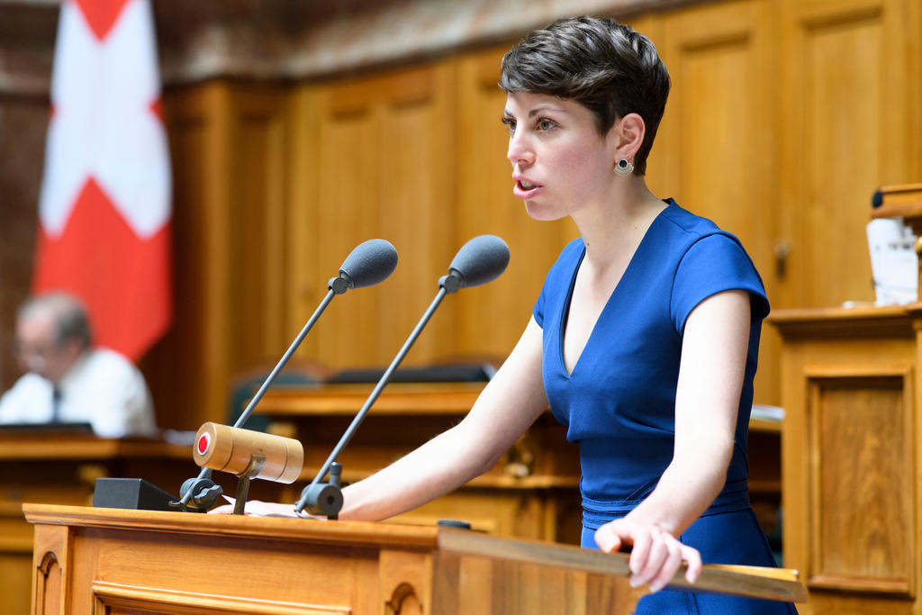 Lisa Mazzone am hölzernen Rednerpult mit zwei Mikrofonen