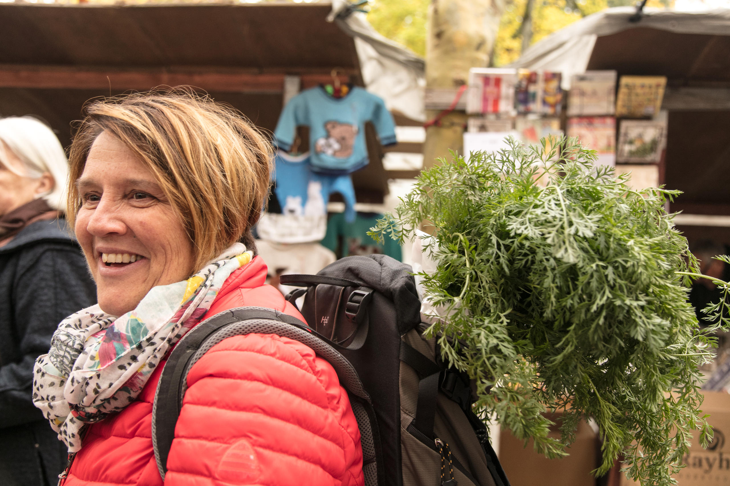 Femme avec des carottes dans son sac à dos.