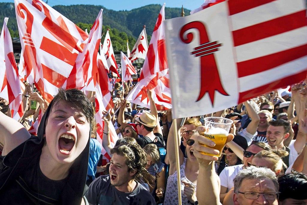 Votantes celebrando