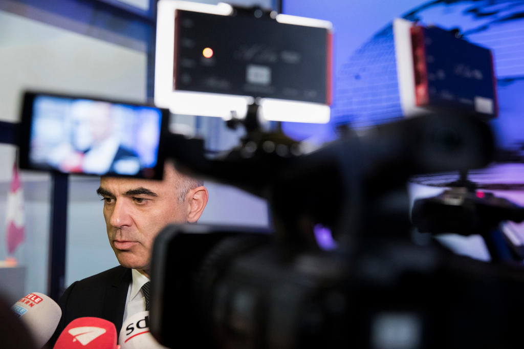 O presidente da Confederação Alain Berset dando entrevista coletiva