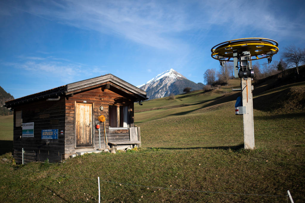 “贫雪”的达沃斯：2018年11月15日星期四，在瑞士格劳宾登州海拔高度近1200米处的阿尔瓦诺伊镇(Alvaneu)，矗立着一座空荡荡的专门用于运送儿童上坡滑雪的牵引吊椅缆车基站。