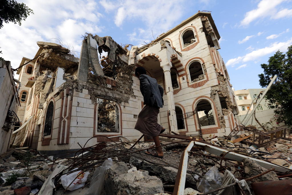 مبنى مهدم في اليمن بعد التعرض إلى غارة جوية