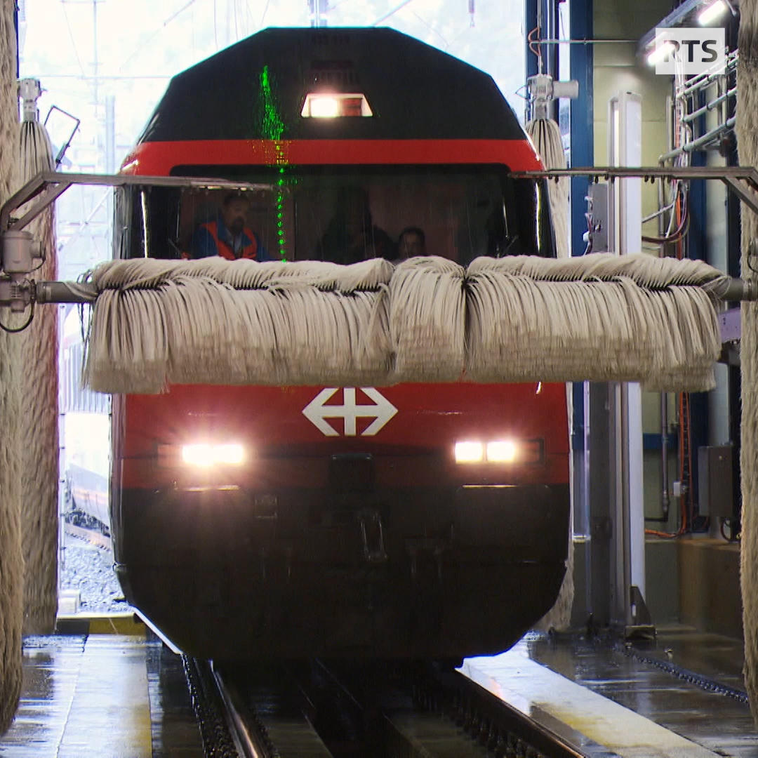 洗浄装置を通る列車の正面