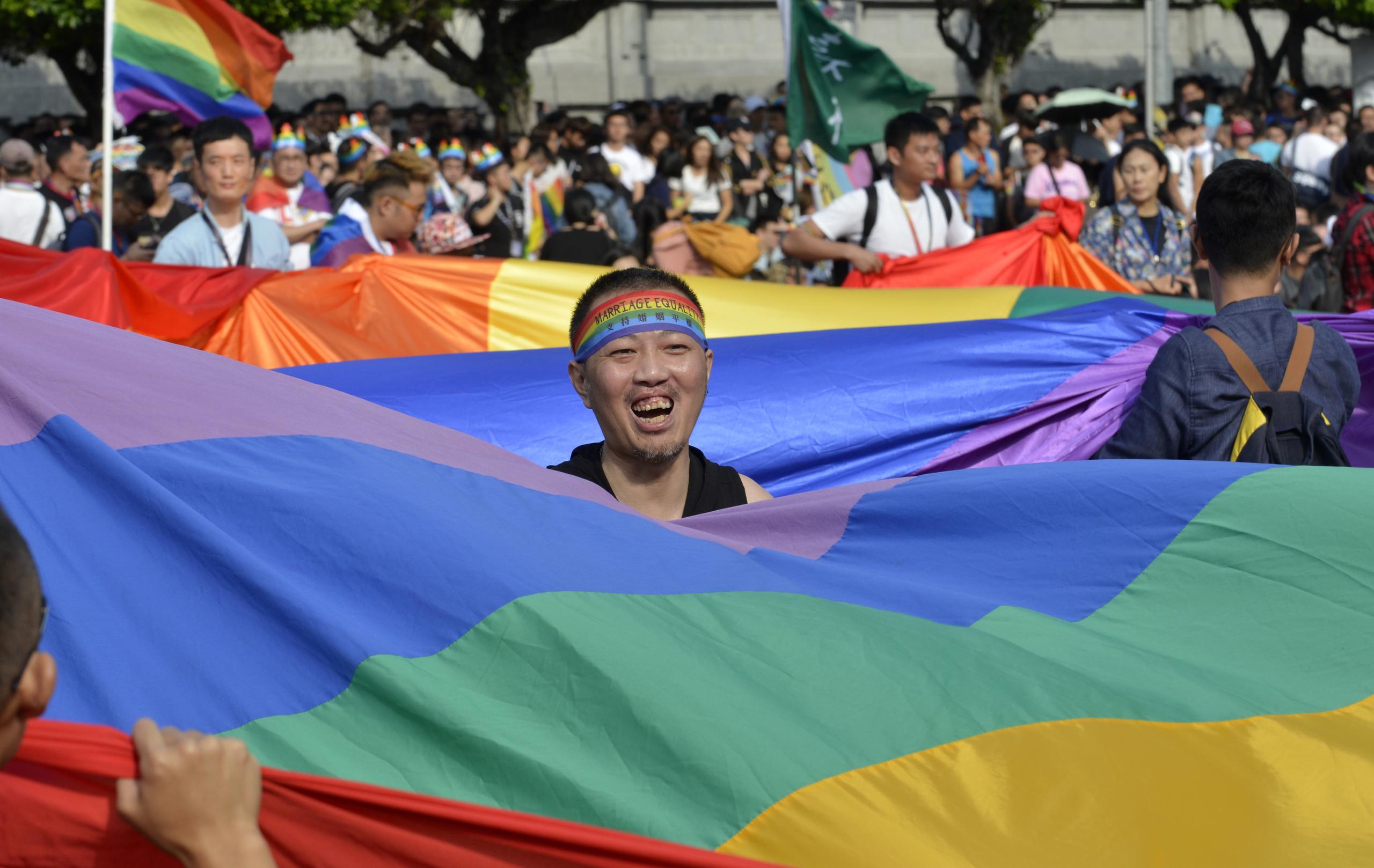 Activista con bandera arcoiris en una manifestación a favor del matrimonio homosexual