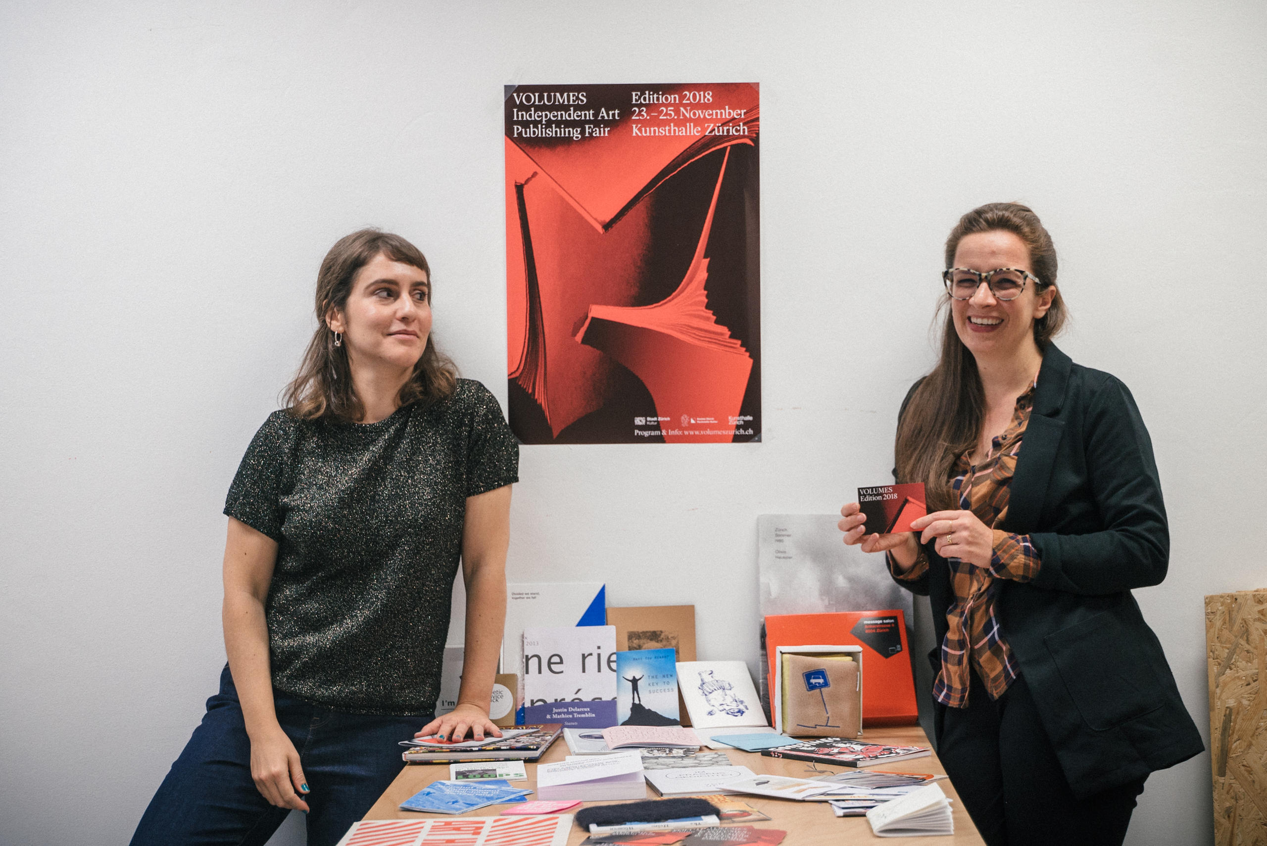 Anne-Laure Franchette und Patrizia Mazzei vor einem Volumes-Plakat