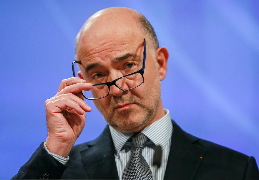Pierre Moscovici, il commissario Ue agli Affari economici, mentre si toglie gli occhiali