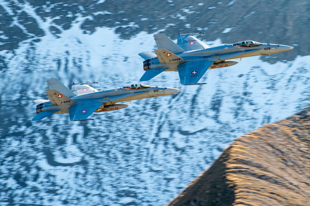 Due F/A 18 nel corso di un esibizione delle forze aeree svizzere sopra Meringen