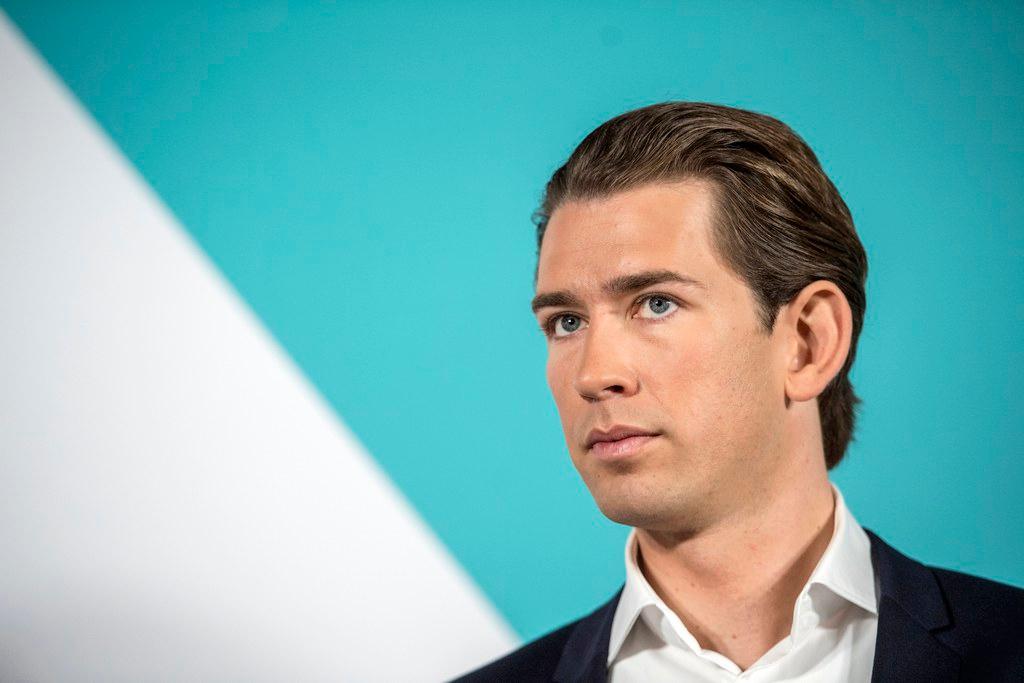 Bild eines jungen Mannes vor einem grün-weissen Hintergrund.