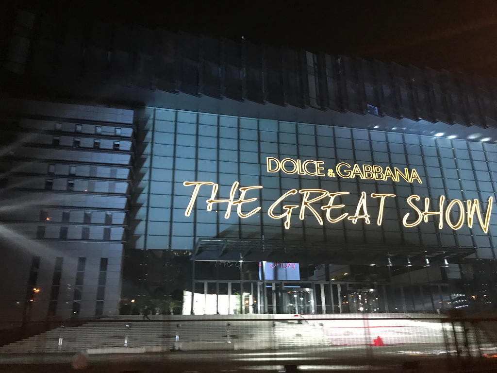 La facciata del centro che avrebbe dovuto ospitare lo show dei Dolce&Gabbana con la scritta al neo The Great Show