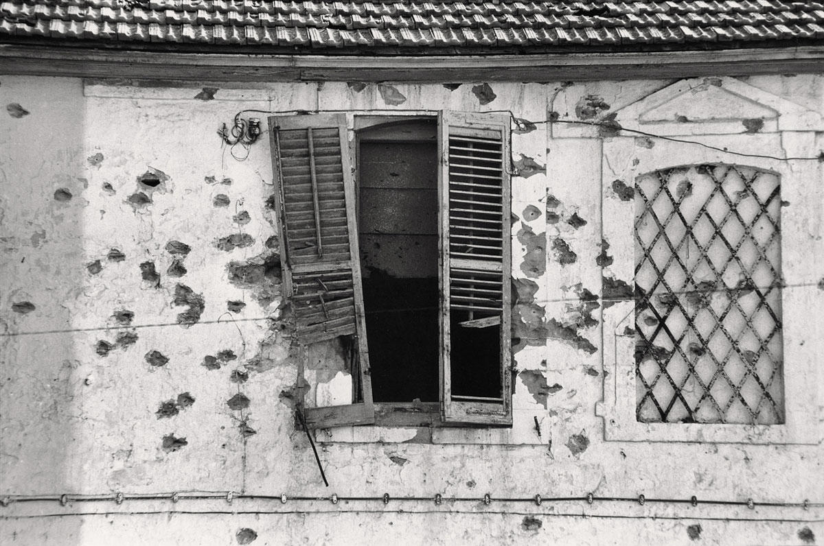 Fachada de una casa tiroteada en Chypre, 1974