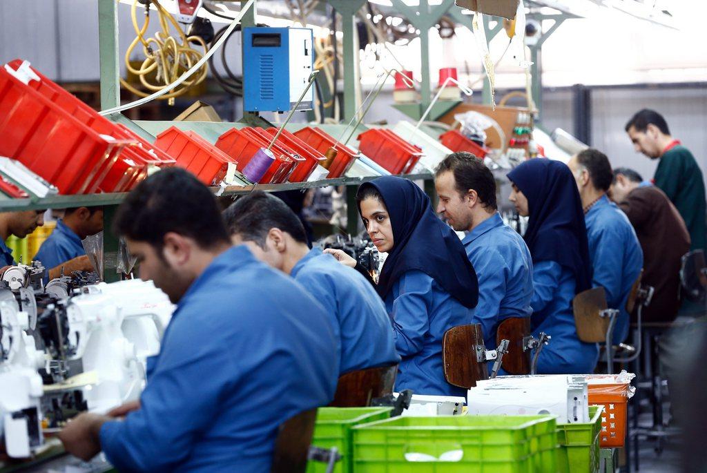 عمال في مصنع بإيران