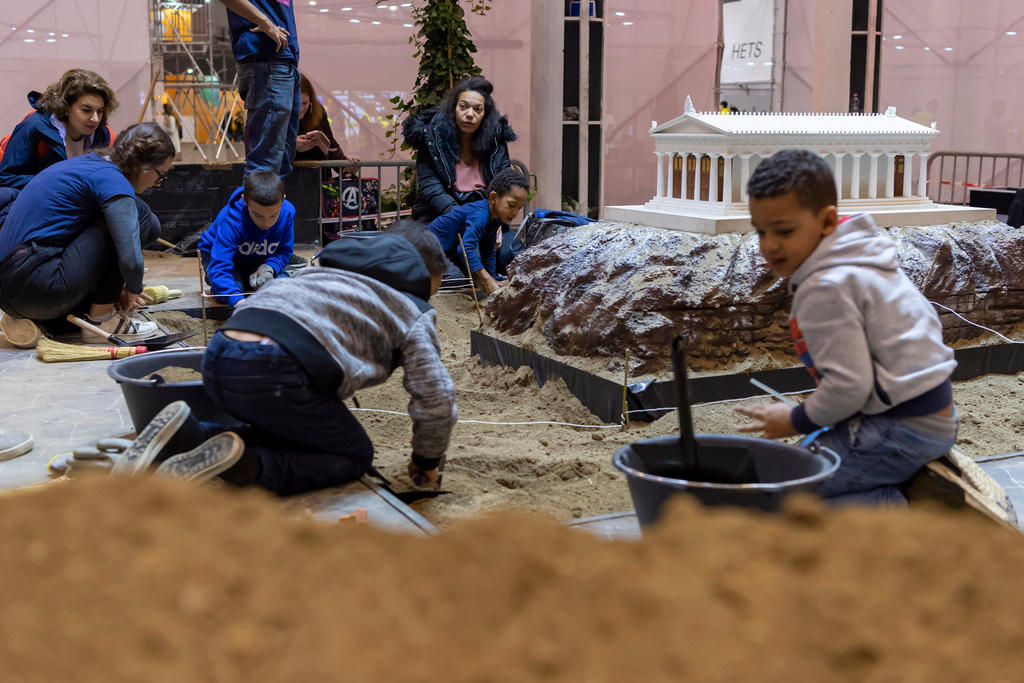 Verschieden Jungen buddeln im Sand