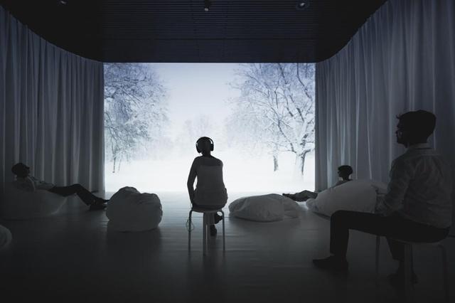 Una persona con auriculares frente a una pantalla