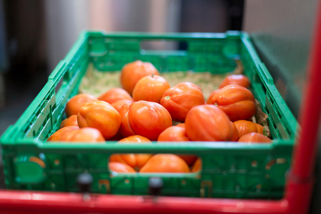 Una cassetta di pomodori