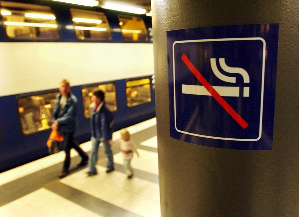 Letrero de prohibido fumar en una estación de tren