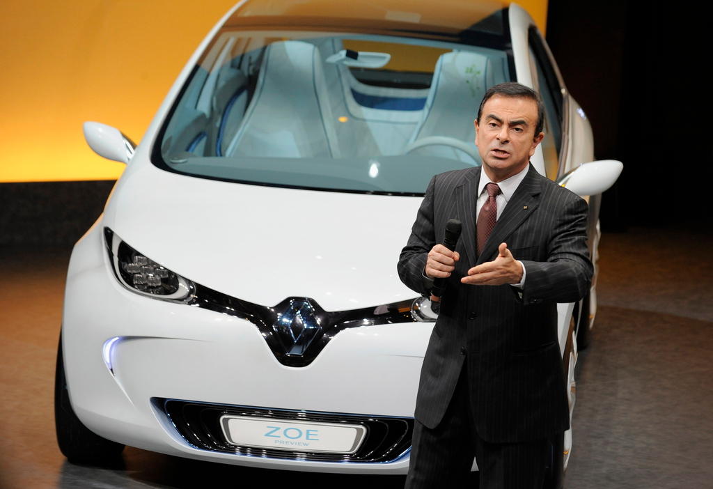 carlos ghosn davanti a un veicolo Nissan