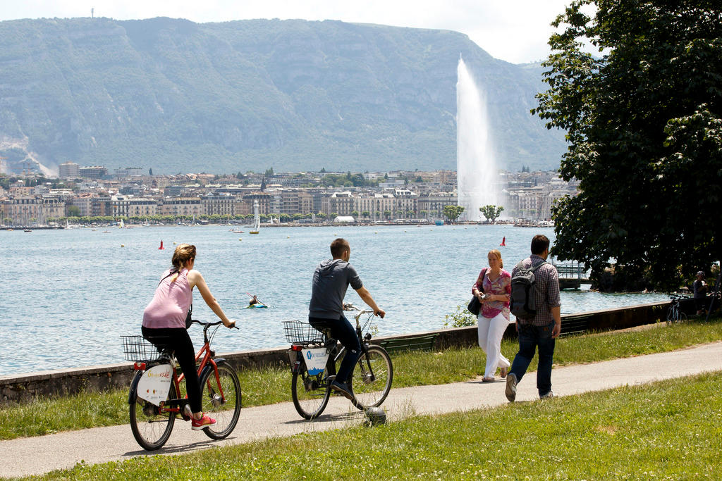Cyclists in Geneva park