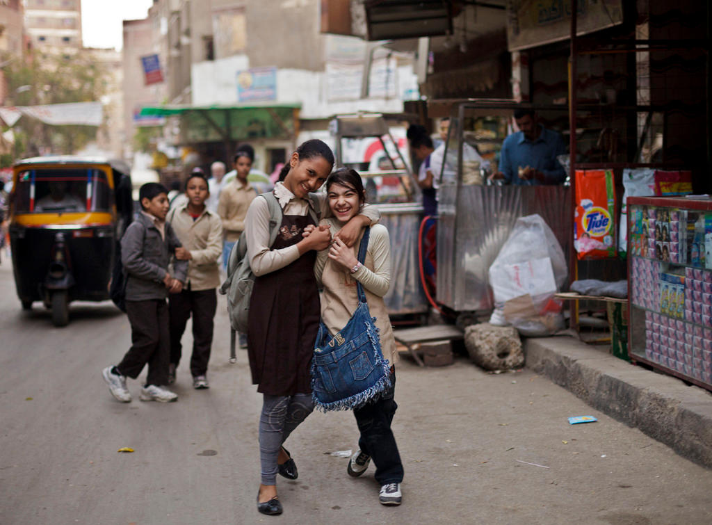 فتاتان ومجموعة من المراهقين في شارع بالقاهرة