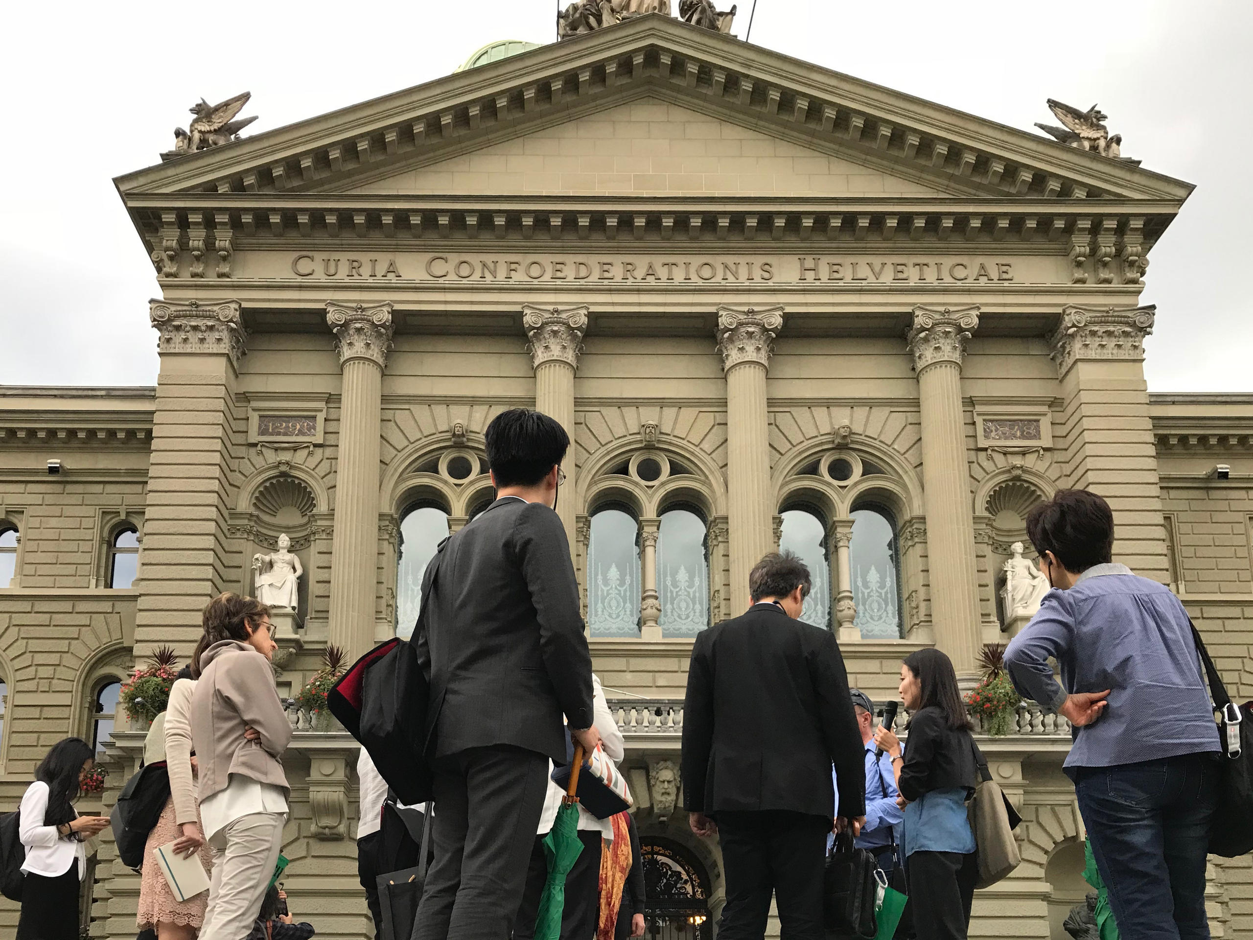 Die Gäste aus Taiwan vor dem Bundeshaus in Bern