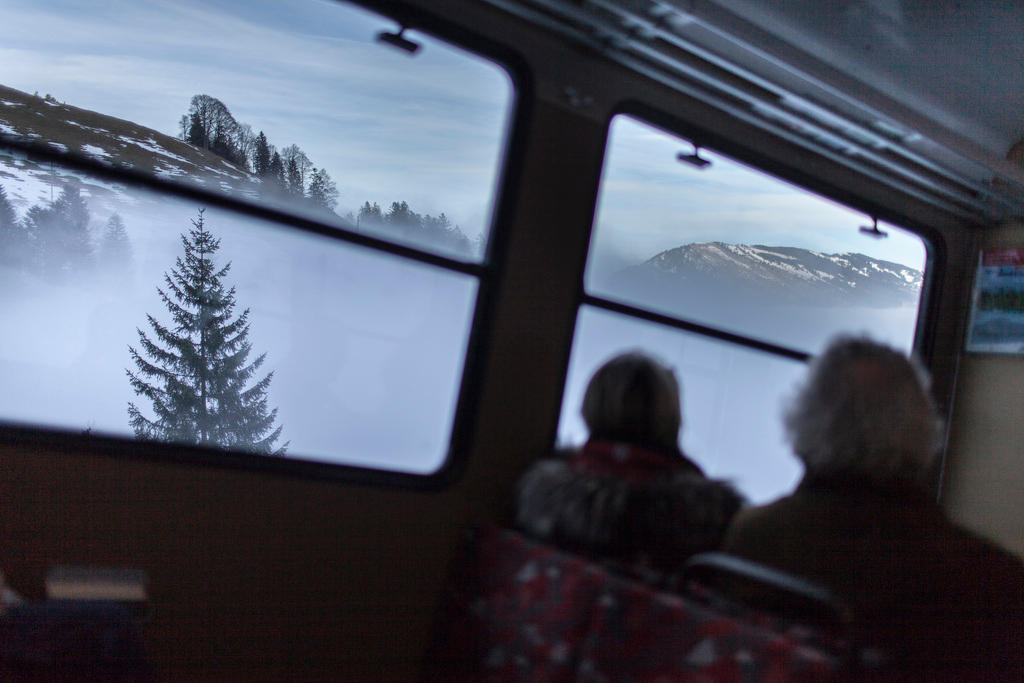 乘坐登山火车登美丽的瑞吉山。这里时常弥漫着如仙境般的浓雾，但这也可能是危险隐患。