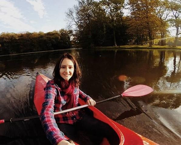 Une femme dans un kayak