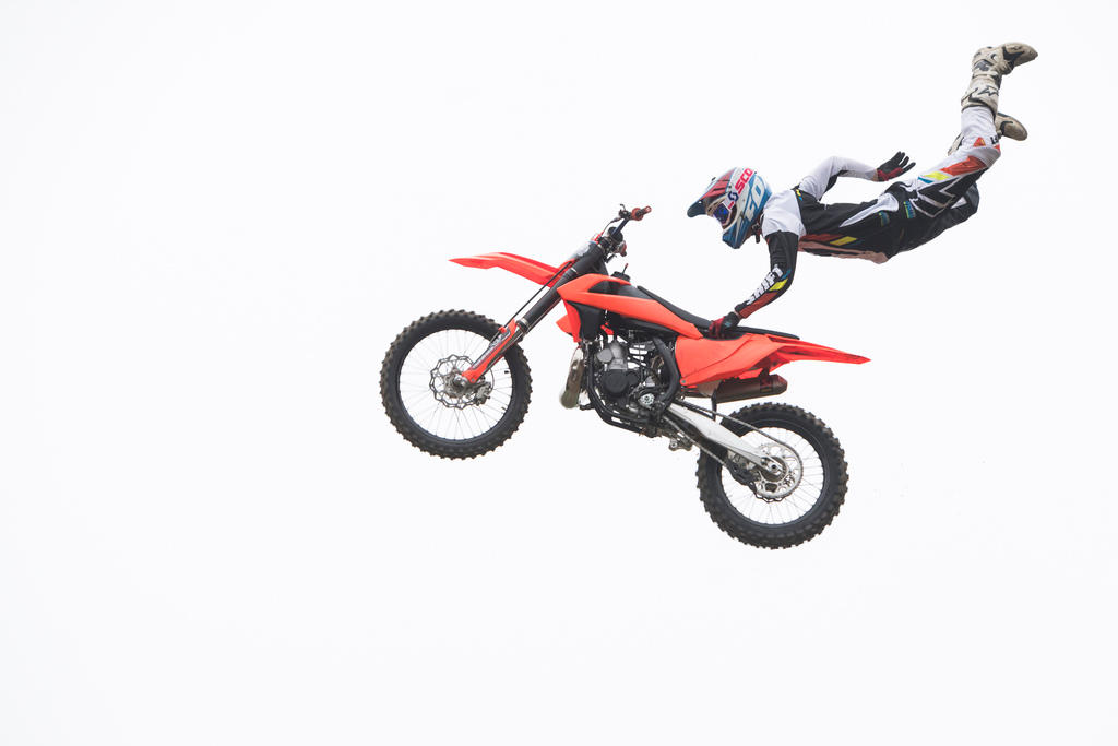 Acrobatie sur une moto de cross.