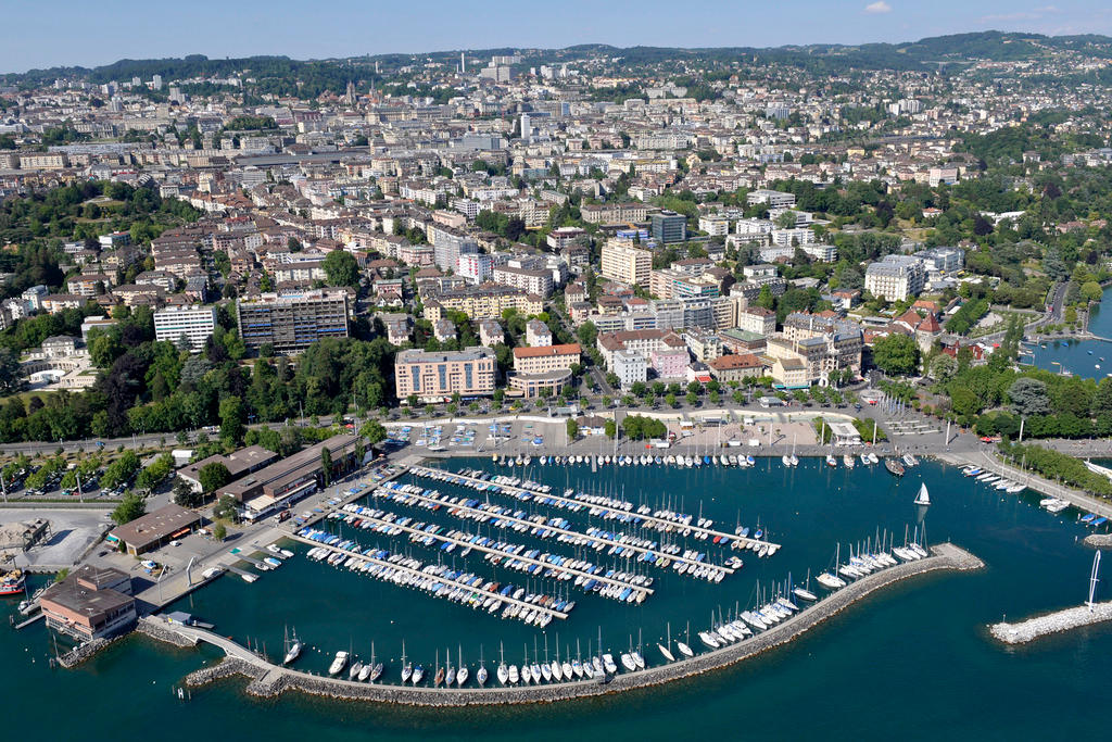 Luftaufnahme eines Hafens, im Hintergrund eine Stadt.