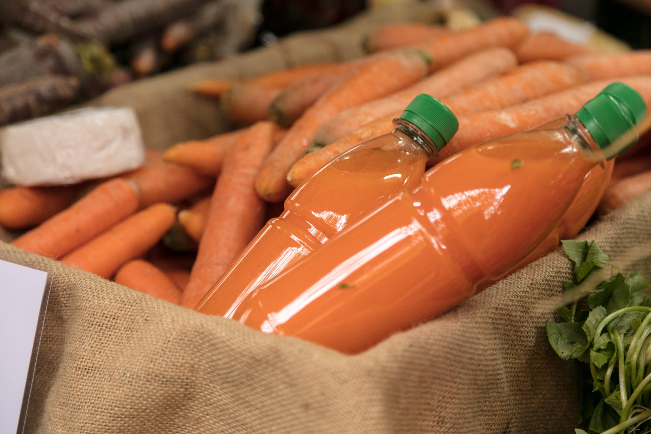 Flaschen mit Karottensaft