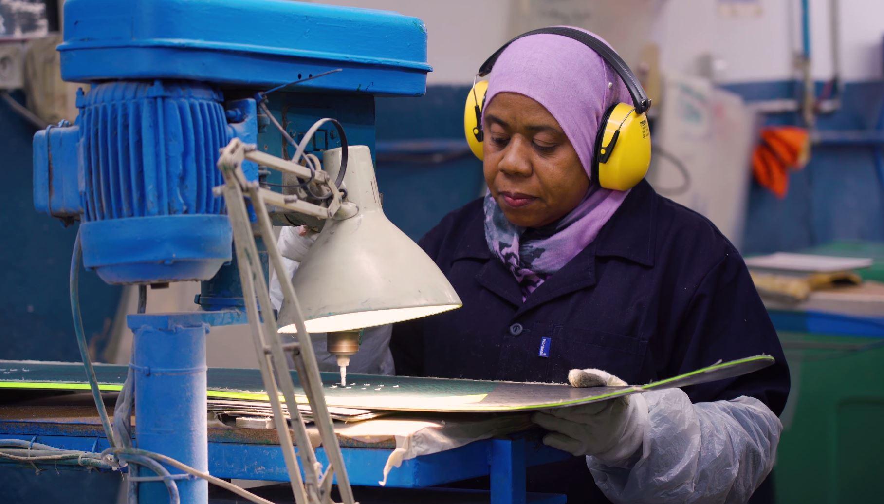 Une employée de l usine tunisienne de snowboard, Meditec.