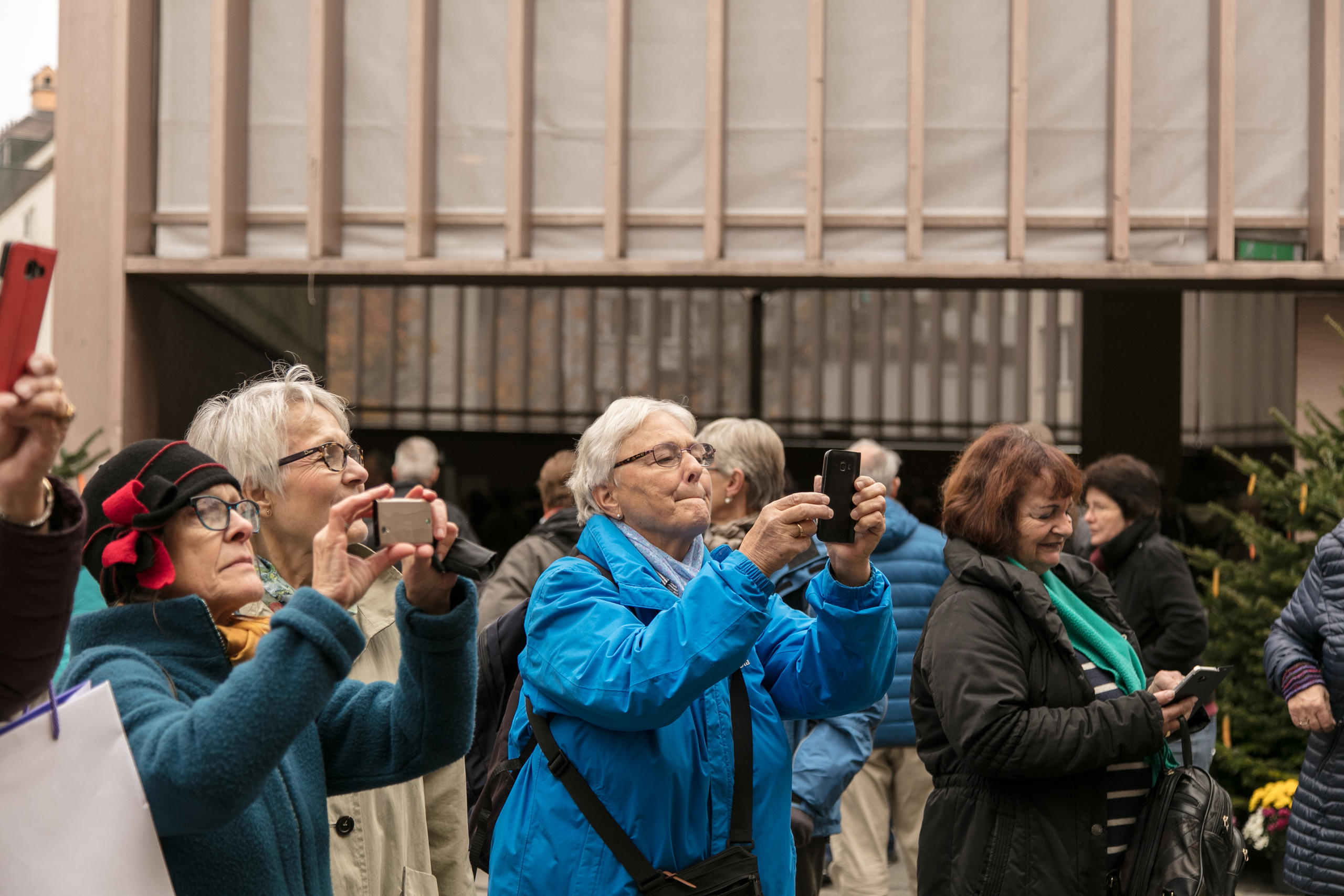 gente che fotografa con il cellulare