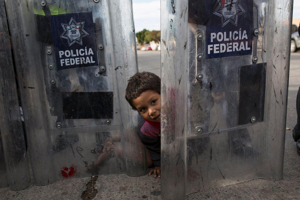 Piccolo migrante al confine a Tijuana