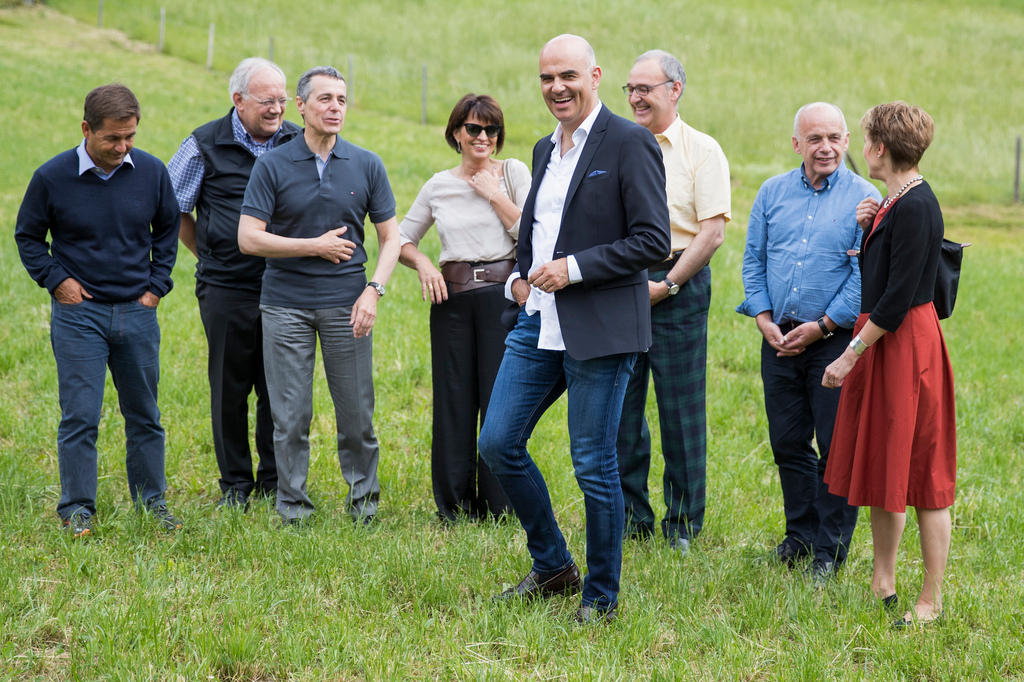 Menschen stehen auf einer Wiese