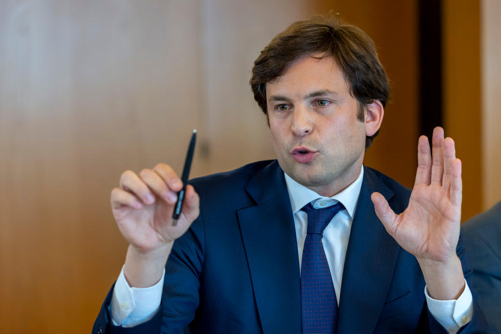 Guillaume Barazzone parla, mani alzate