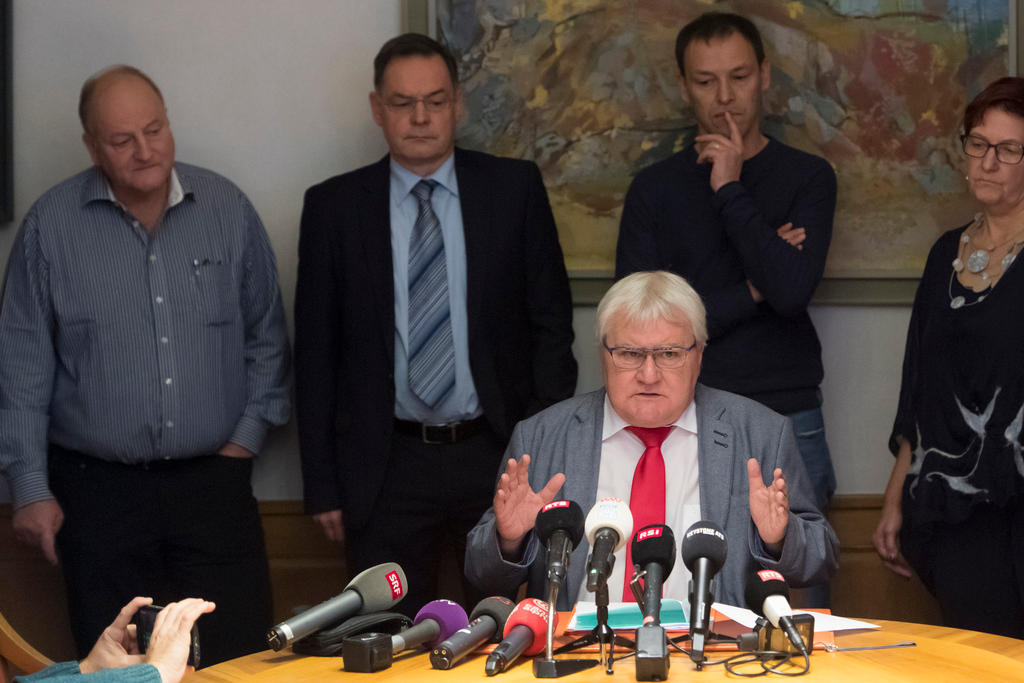 Männer und eine Frau an einer Pressekonferenz