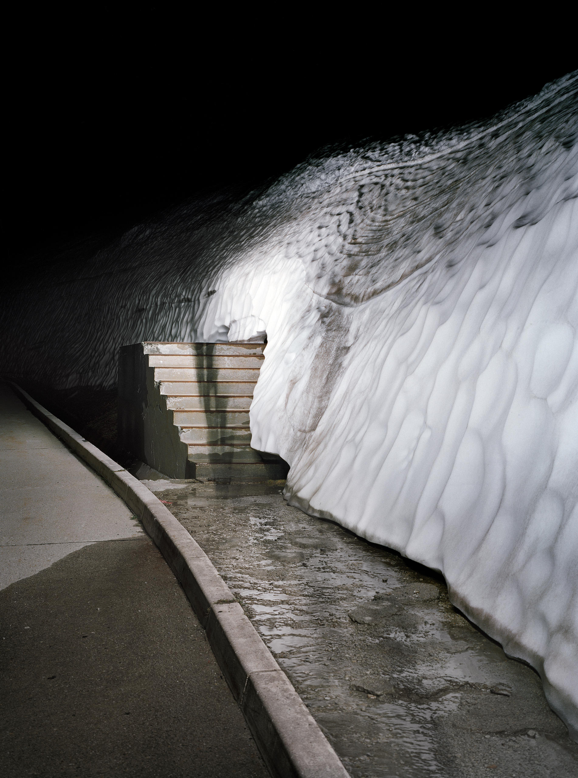 Parede de neve, escadaria, em imagem noturna