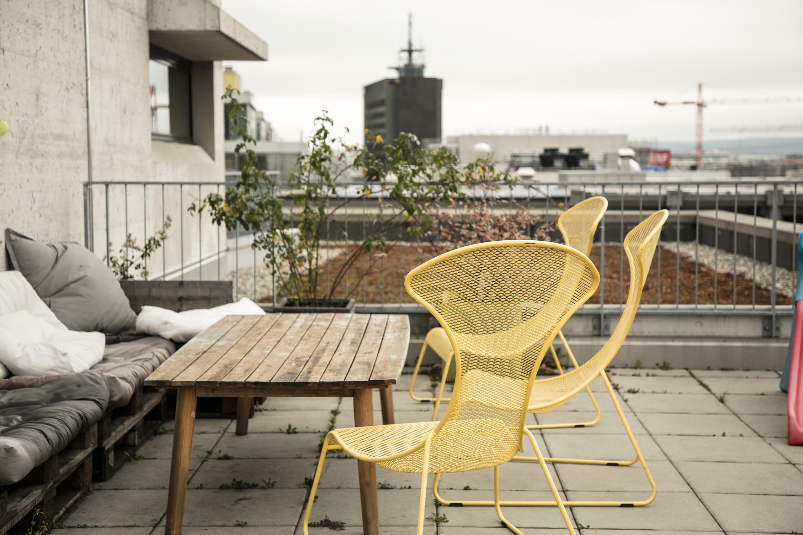 Terraza en azotea con muebles de jardín