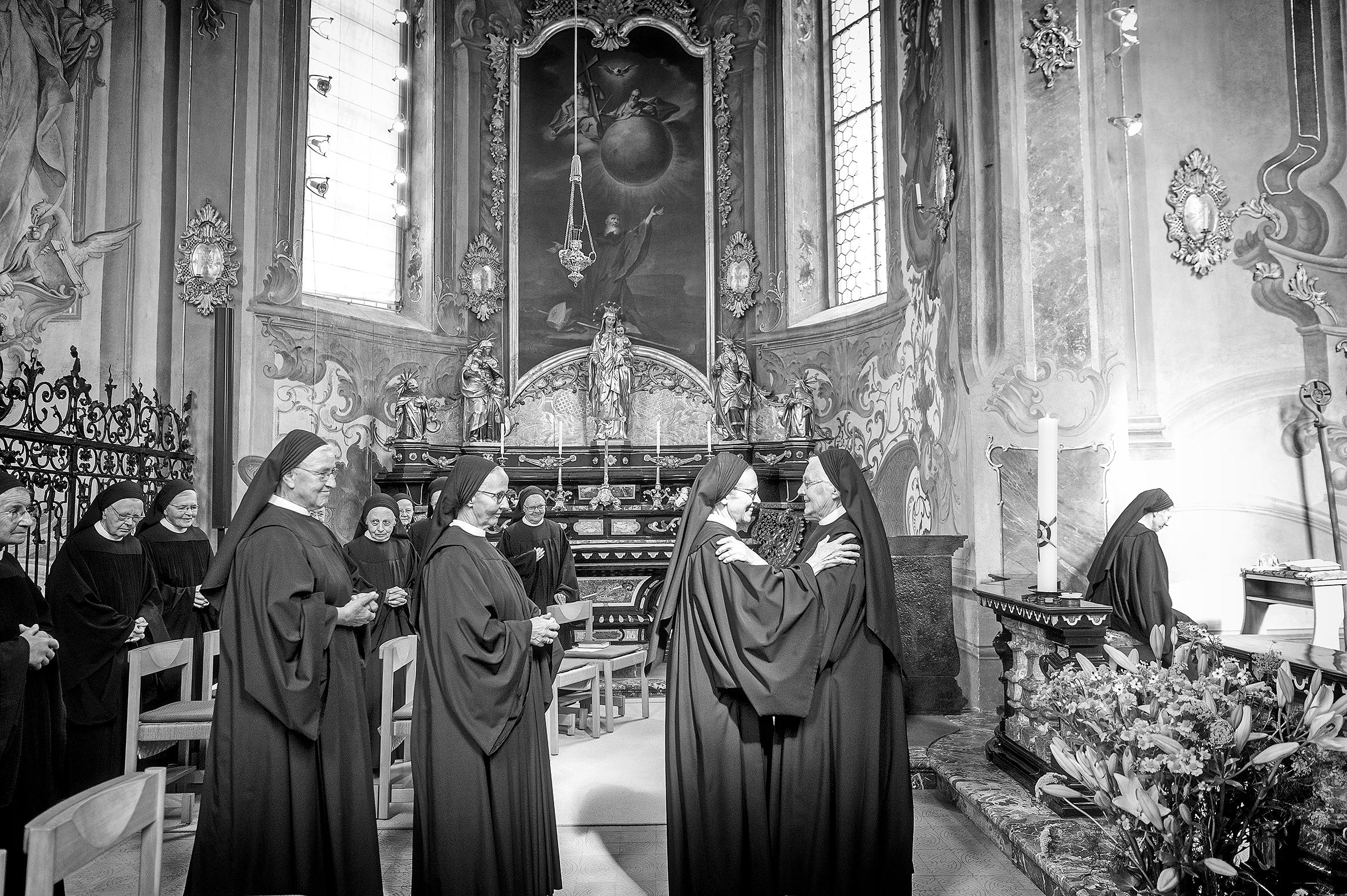 Cerimonia in chiesa con suore