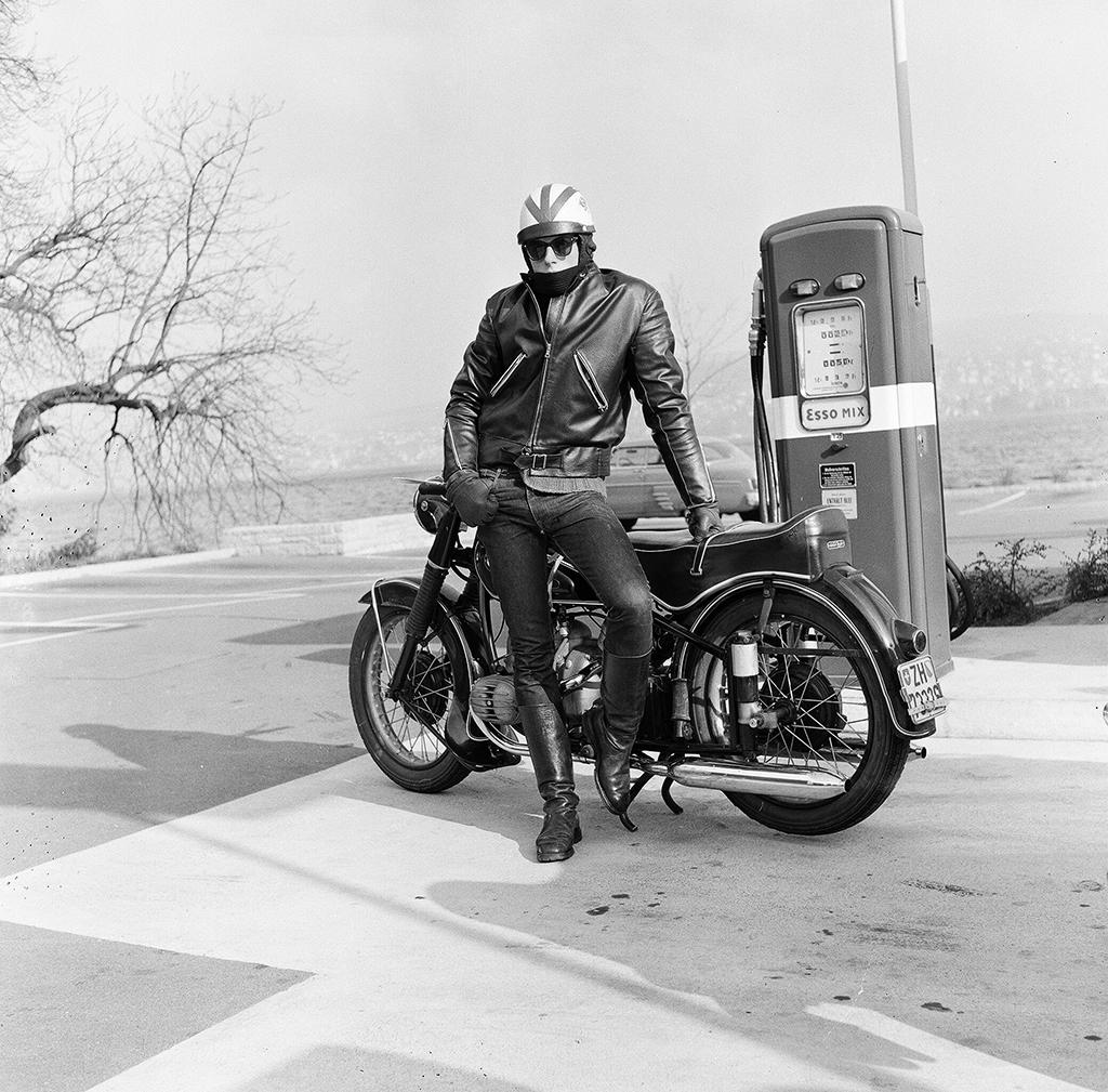 Hombre junto a una motocicleta