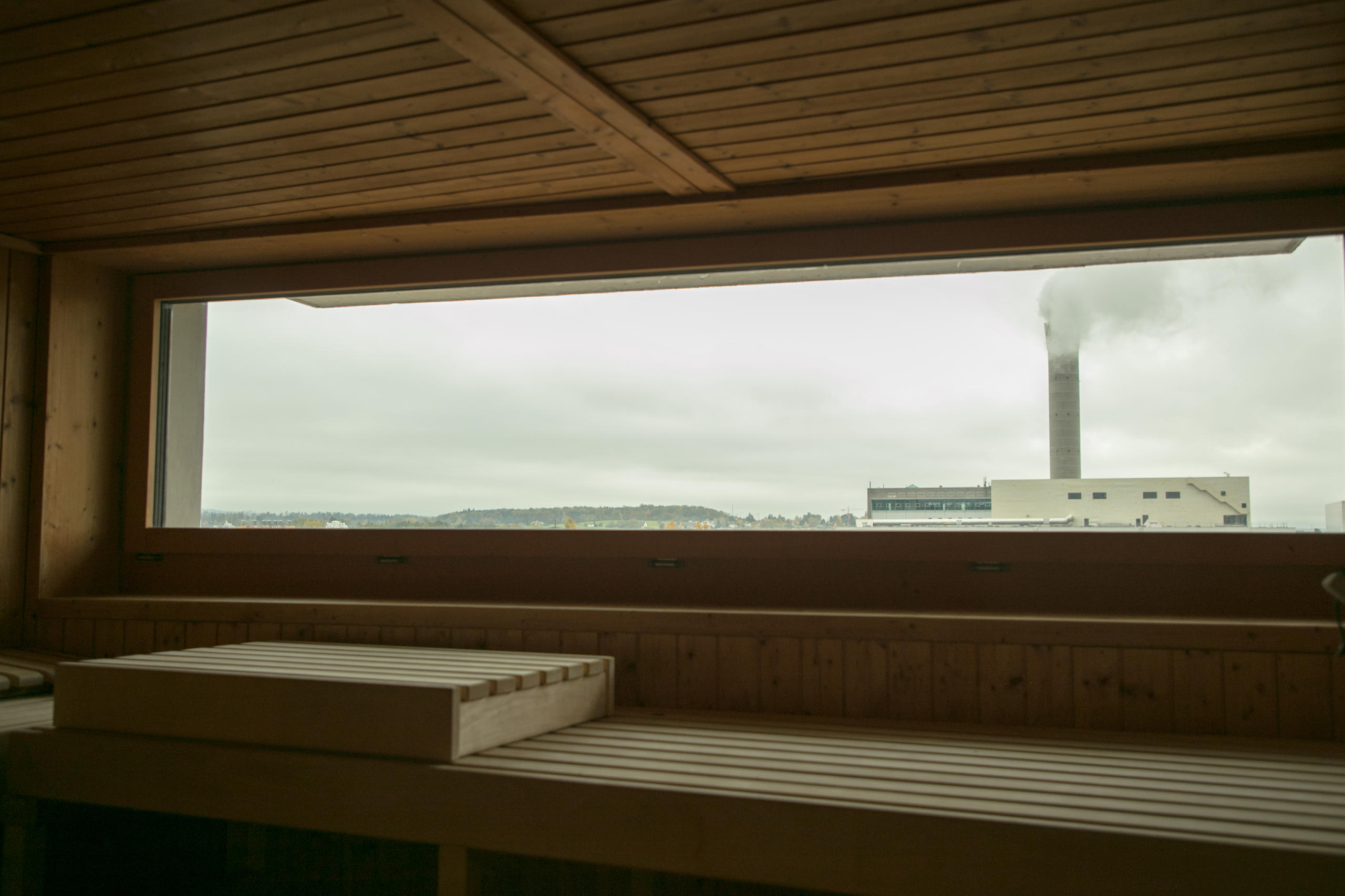 Vista desde la ventana de una sauna: una chimenea