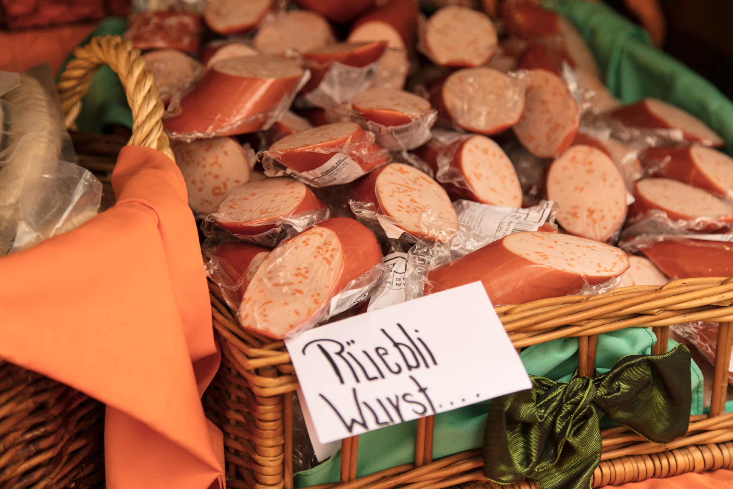 Stand mit Wurst aus Möhren