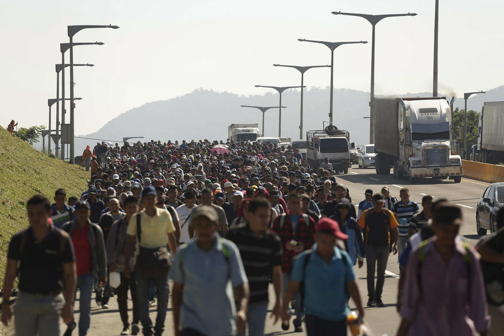 Persone in marcia sulla strada