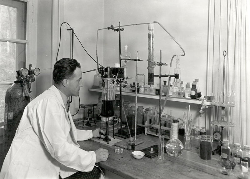 Chimiste dans son laboratoire.