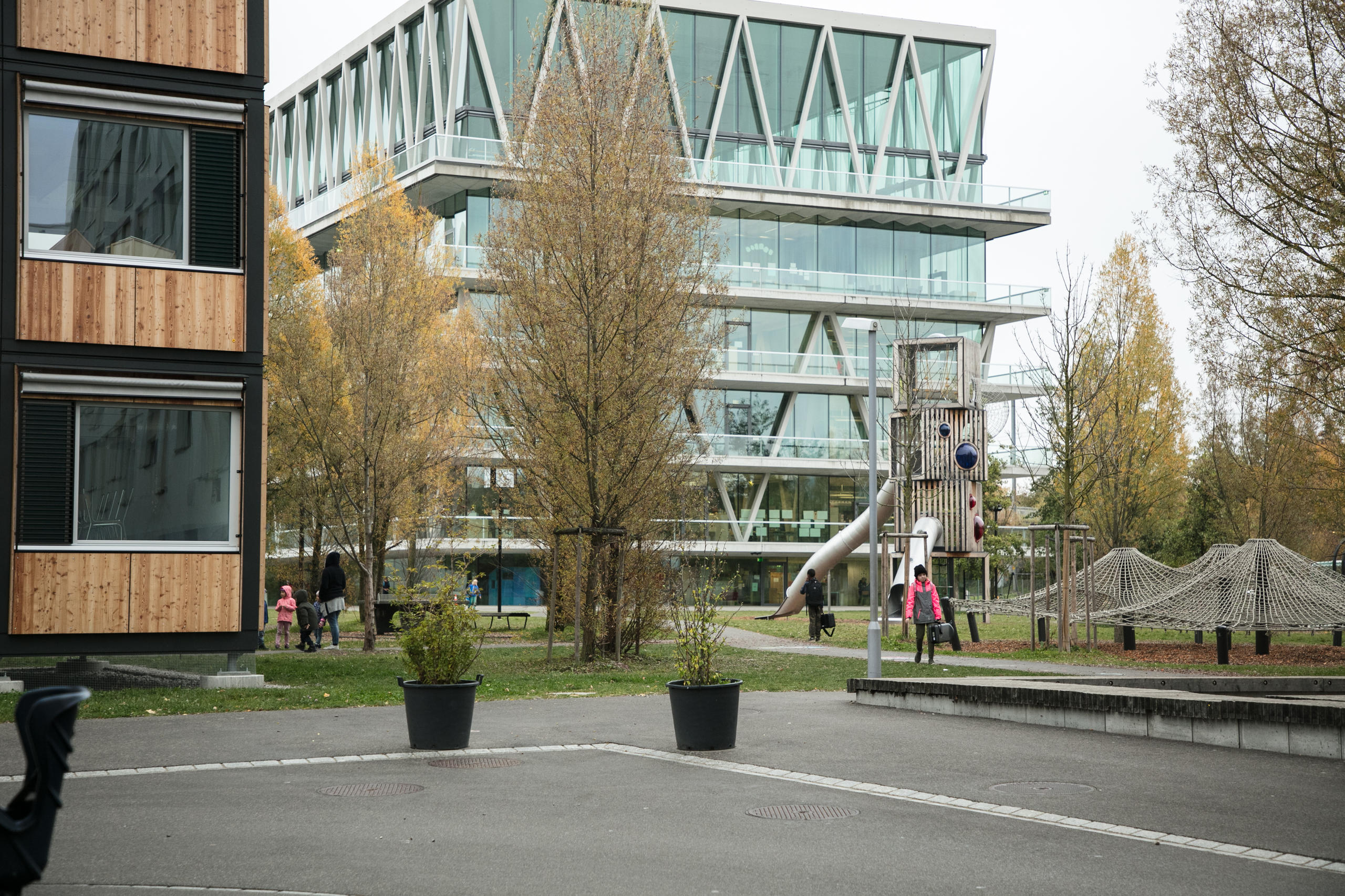 Ein Schulhaus mit Spielplatz