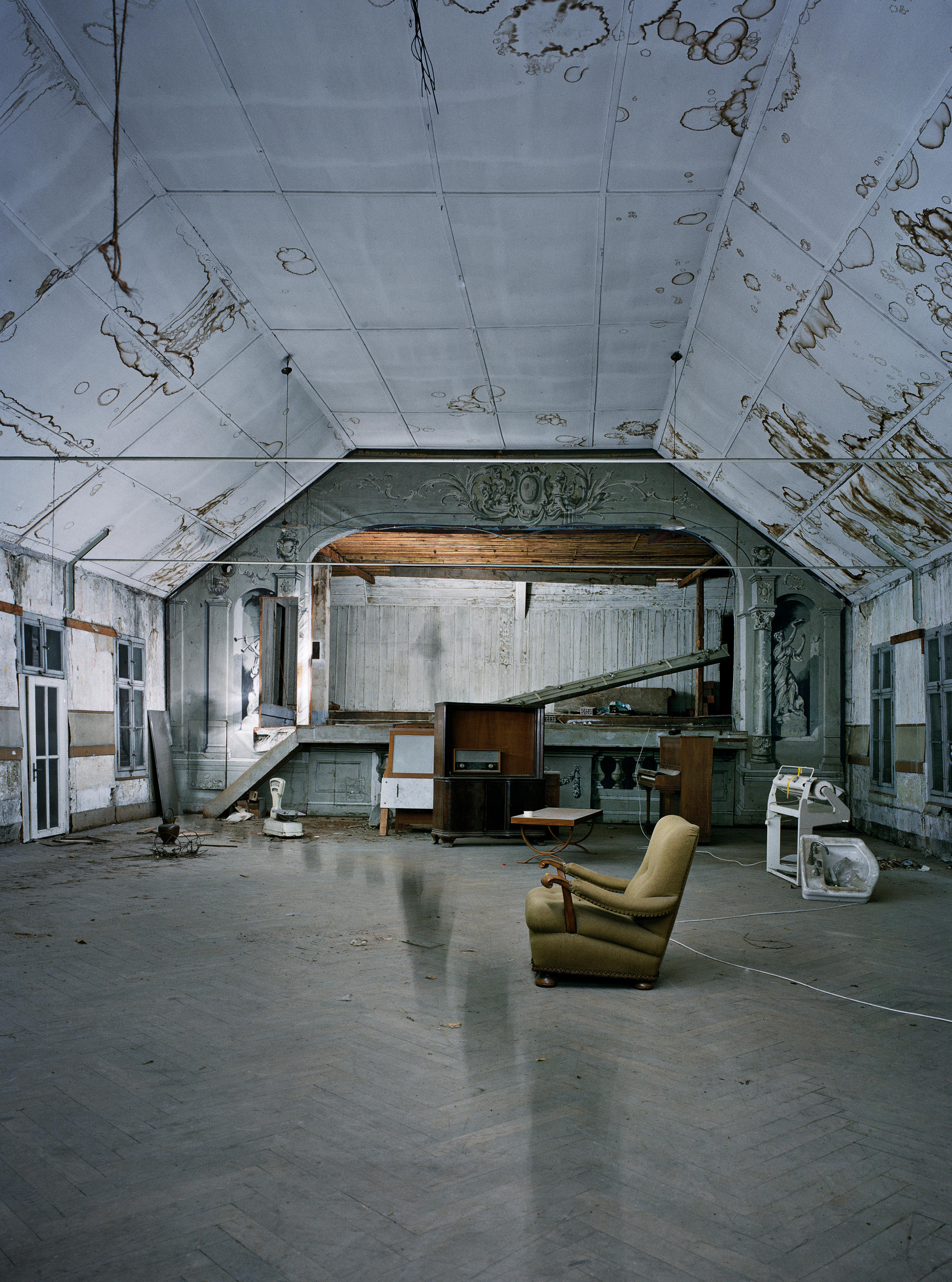 Verlassener Theatersaal.